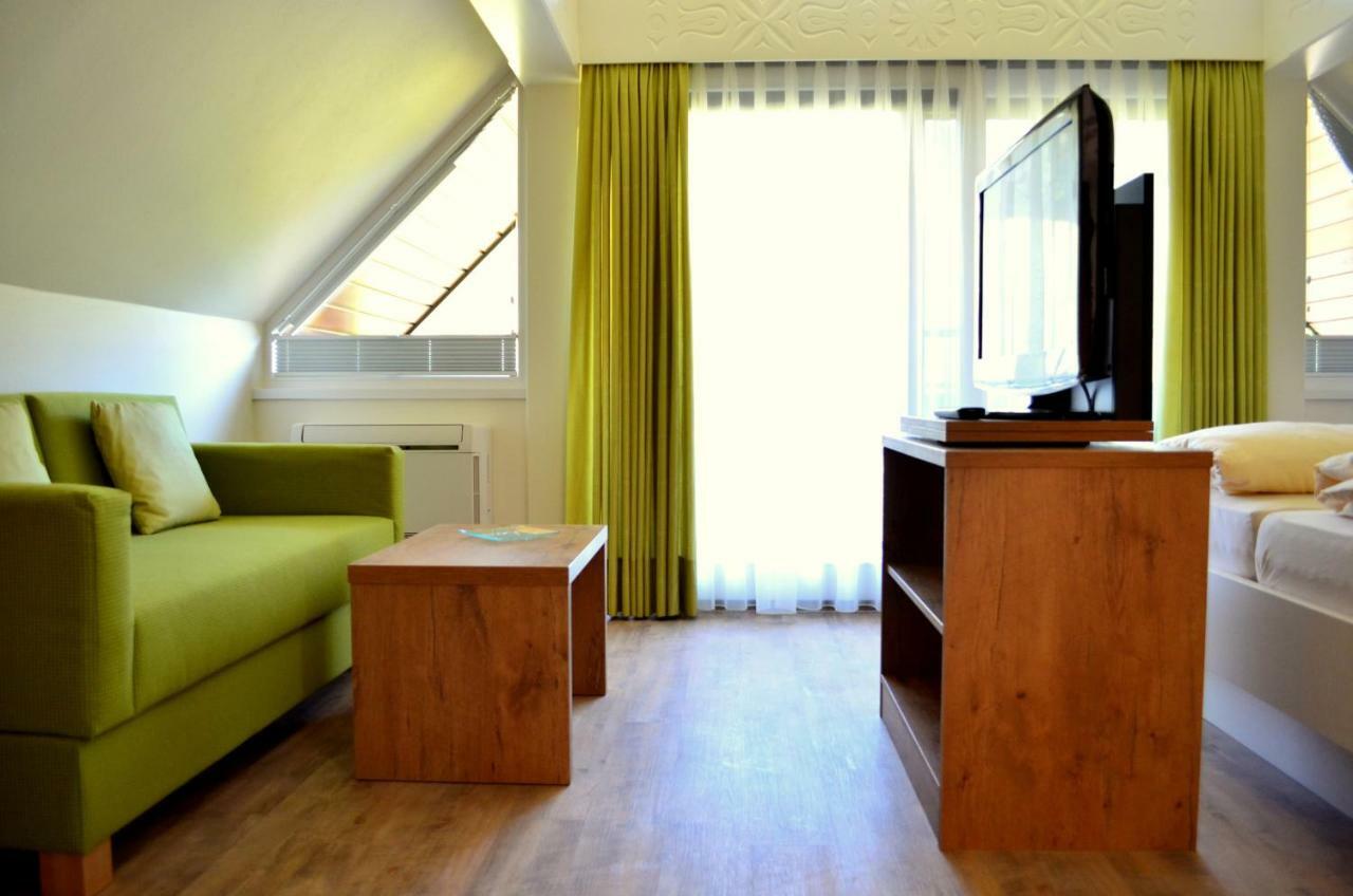 Hotel Garni Bergblick บิเบอร์อาคไบออฟเฟนบวร์ก ภายนอก รูปภาพ